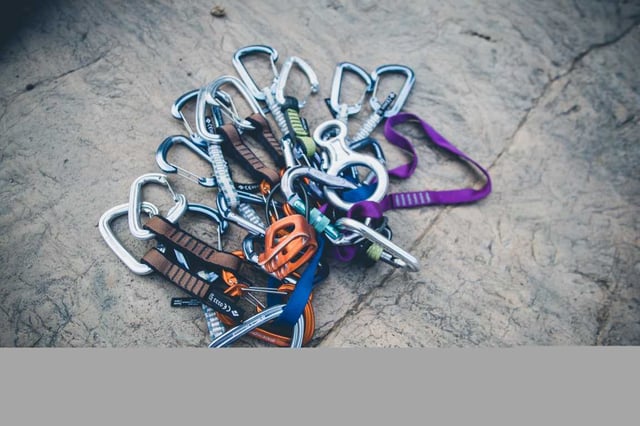 Bundle of carabiner clips